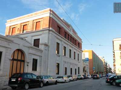 Libert�/Via Napoli � Infine a nord del rione si trova l�area pi� �monumentale� del Libert�, percorsa da via Napoli, lunga strada che presenta importanti pezzi di �archeologia indutriale�, quali l�ex Gasometro, l�ex stazione della Ferrotramviaria Bari-Barletta, oltre alla particolare palestra ex Gil. Su corso Vittorio Veneto si stagliano invece la caserma della Guardia di Finanza e la Caserma Italia entrambi di periodo fascista
